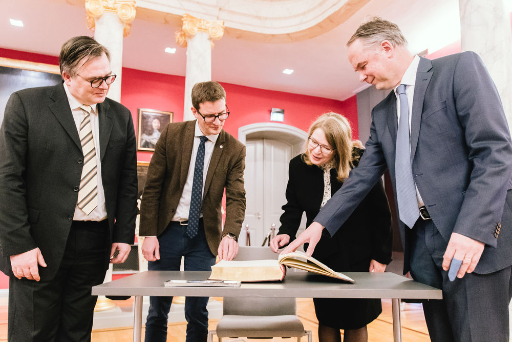 Die Botschafterin Finnlands trägt sich ins Ehrenbuch der Universität ein - Foto: Philipp Müller