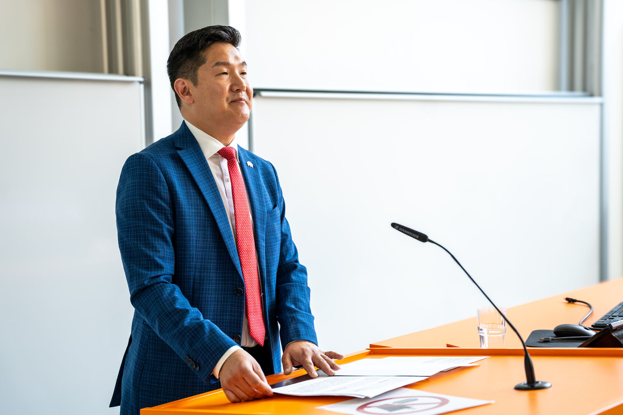 Der US-Generalkonsul Jason Chue hielt einen Impulsvortrag zum Thema Nachhaltigkeit bei der Verleihung der Nachhaltigkeitspreise der Universität Greifswald während des Dies academicus. 