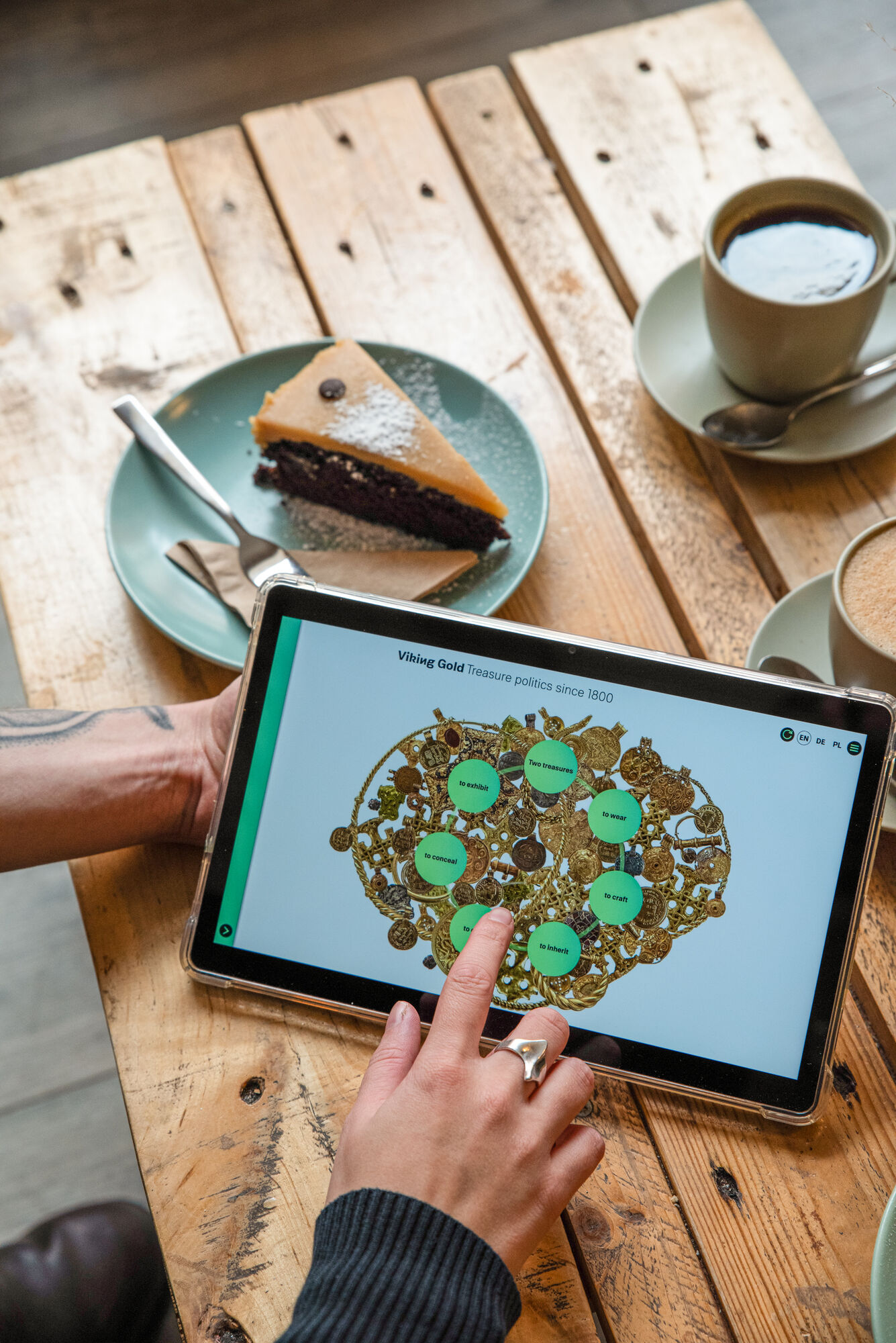 Die digitale Ausstellung lässt sich auch im Café abrufen.
