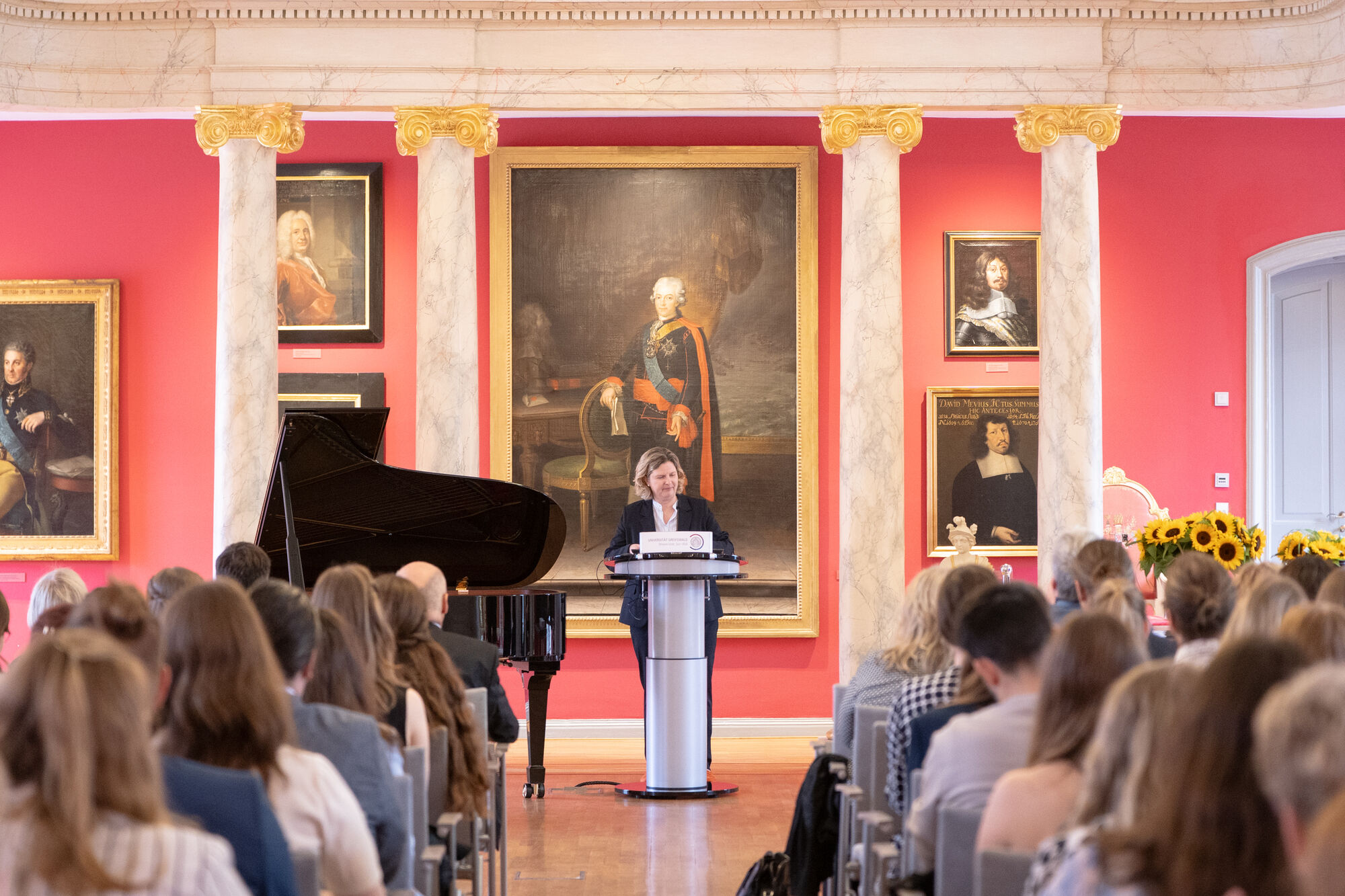 Prorektorin Prof. Dr. Anette Sosna bei der Absolventinnen- und Absolventenfeier der Lehramtsstudiengänge in der Aula der Universität Greifswald.