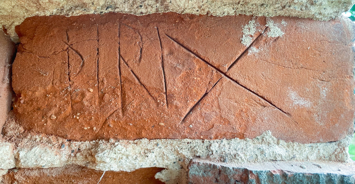 Östliche Außenmauer des Ostflügels des Klosters Eldena bei Greifswald mit eingezeichneter Verortung des Backsteins mit der Runeninschrift. Hier: Backstein mit Inschrift „þiriX“.