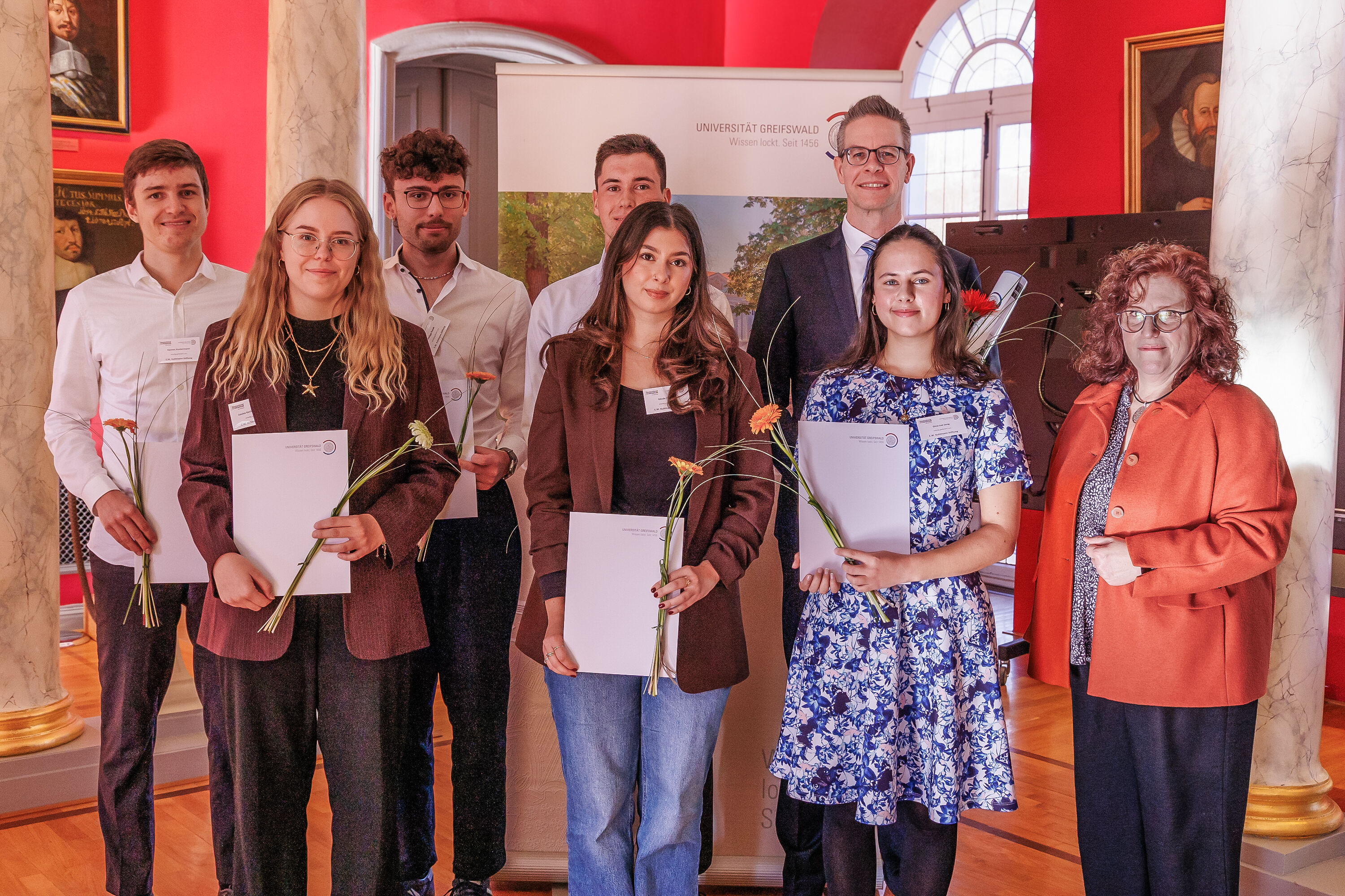 Gruppenbild bei der Übergabe Deutschlandstipendien in der Aula der Universität Greifswald