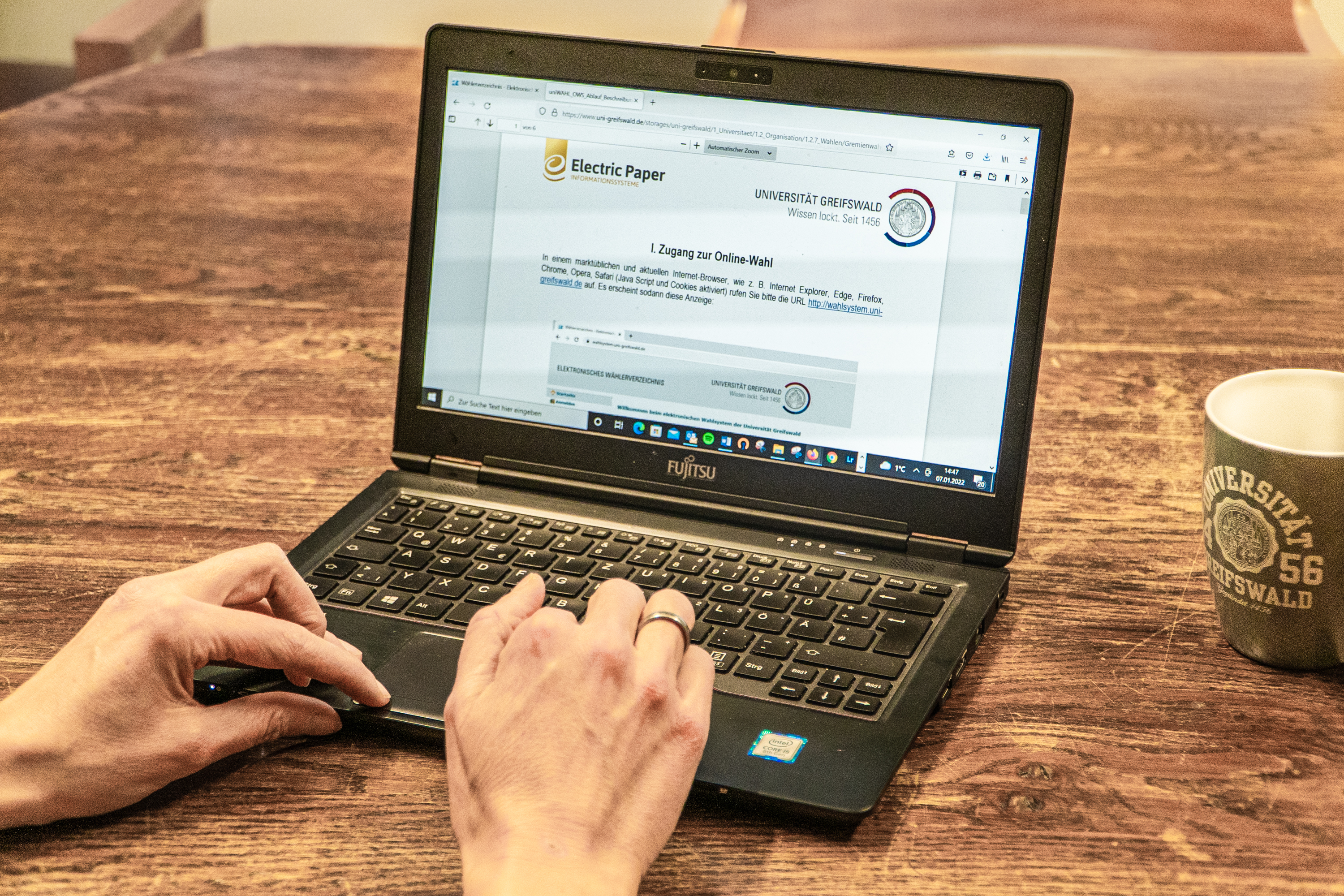 Ein Laptop-Monitor zeigt eine Online-Wahlregistrierung der Universität Greifswald.