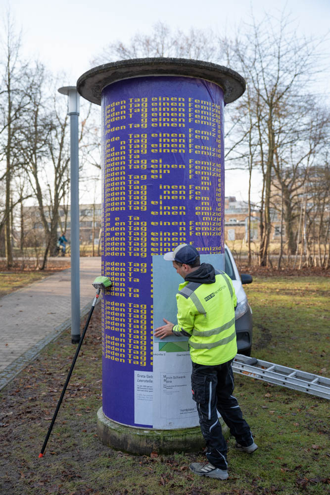 Vor dem Rechenzentrum der Universität Greifswald wird das Kunstprojekt zum Thema Femizid von Greta Gebhardt in Form eines Plakats präsentiert.