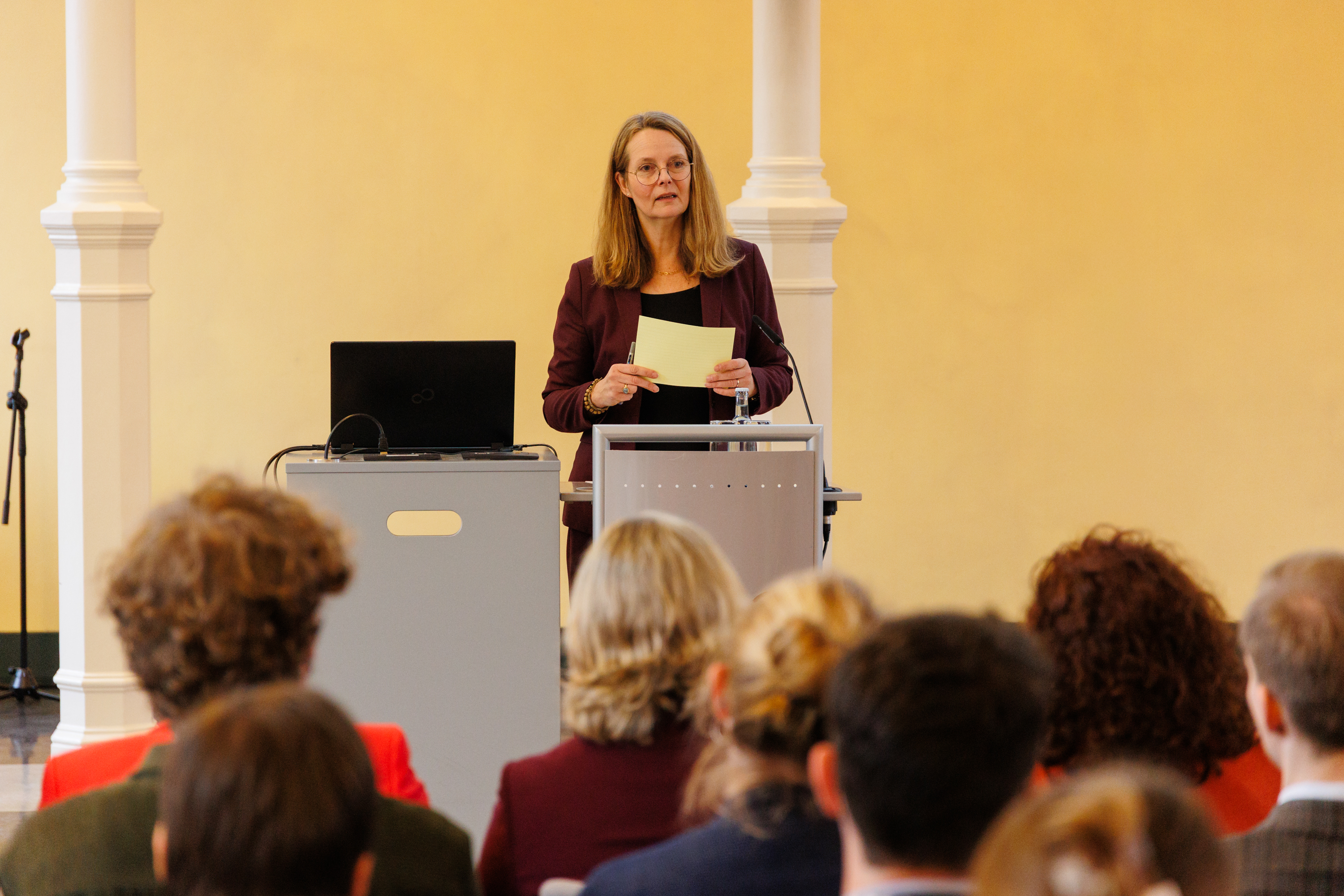 Wissenschaftsministerin Bettina Martin hält eine Rede beim QLever-Auftakt im Koferenzsaal der Universität
