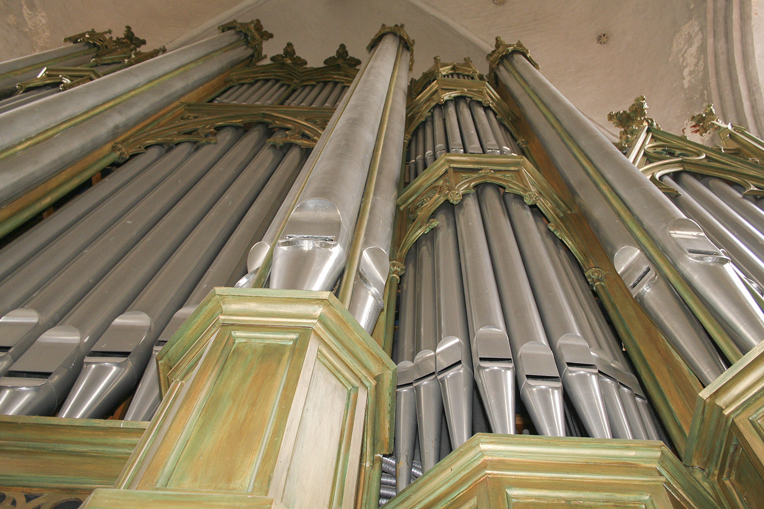 Zu sehen ist eine Orgel in einer Kirche.