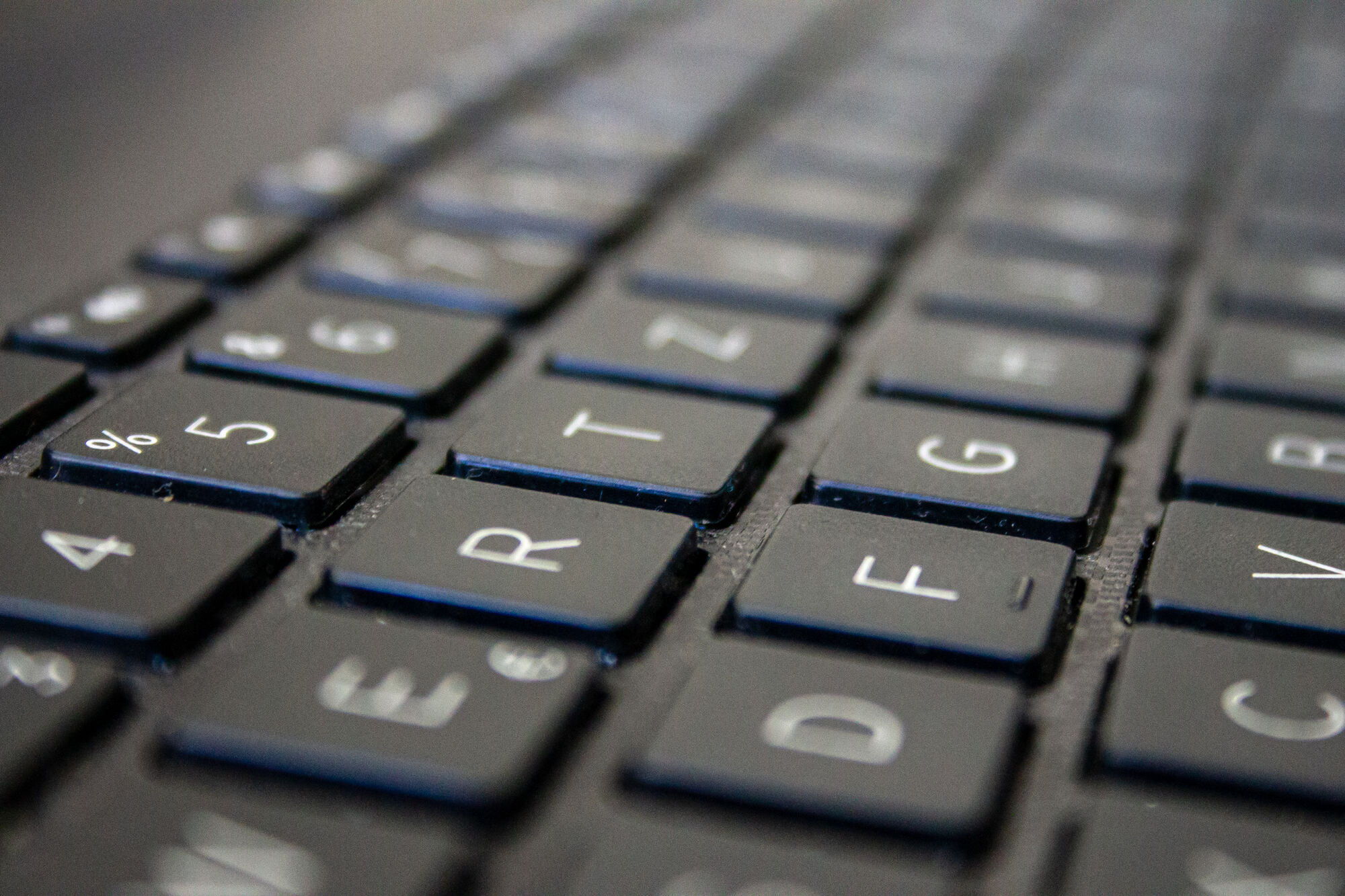 Symbolbild Tastatur Es ist ein Ausschnitt einer schwarzen Computer-Tastatur zu sehen.
