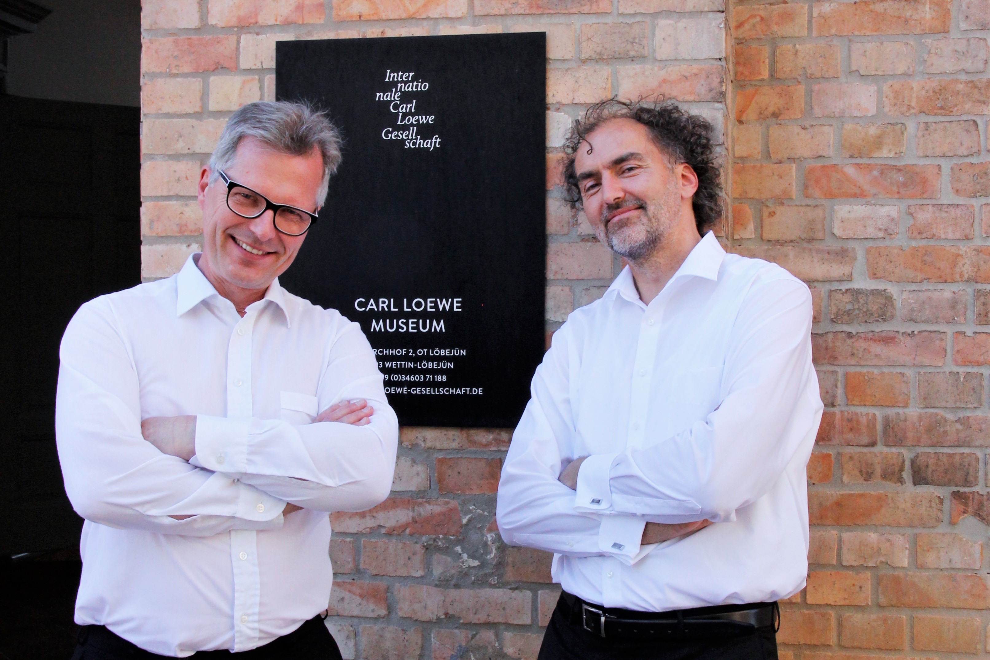 Raik Harder und Lars Grünwoldt stehen vor dem Carl-Löwe-Museum.