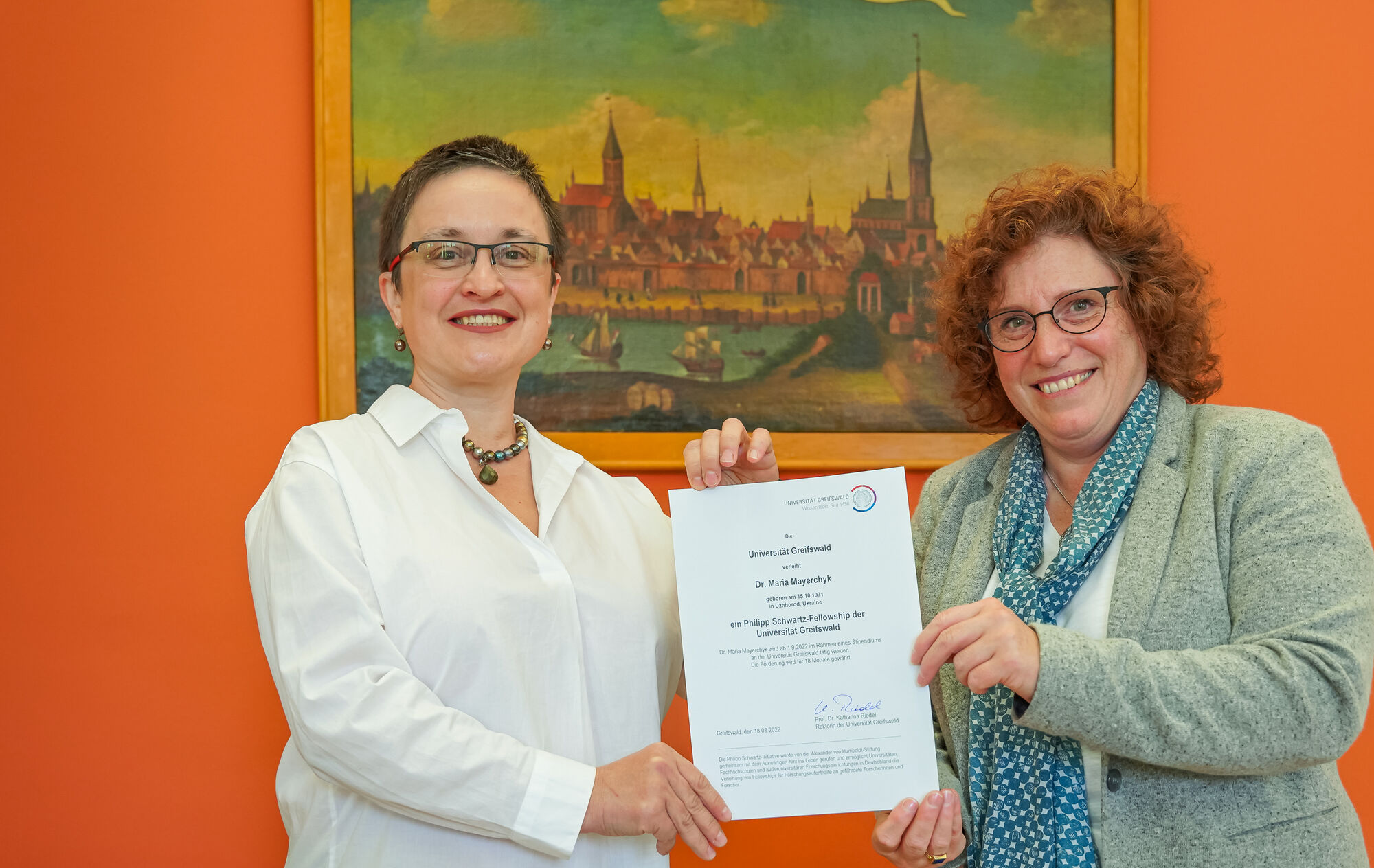 Verleihung Philipp-Schwartz-Stipendium (v.l.n.r.) Maria Mayerchyk, Rektorin Prof. Dr. Katharina Riedel © Jan Messerschmidt, 2022