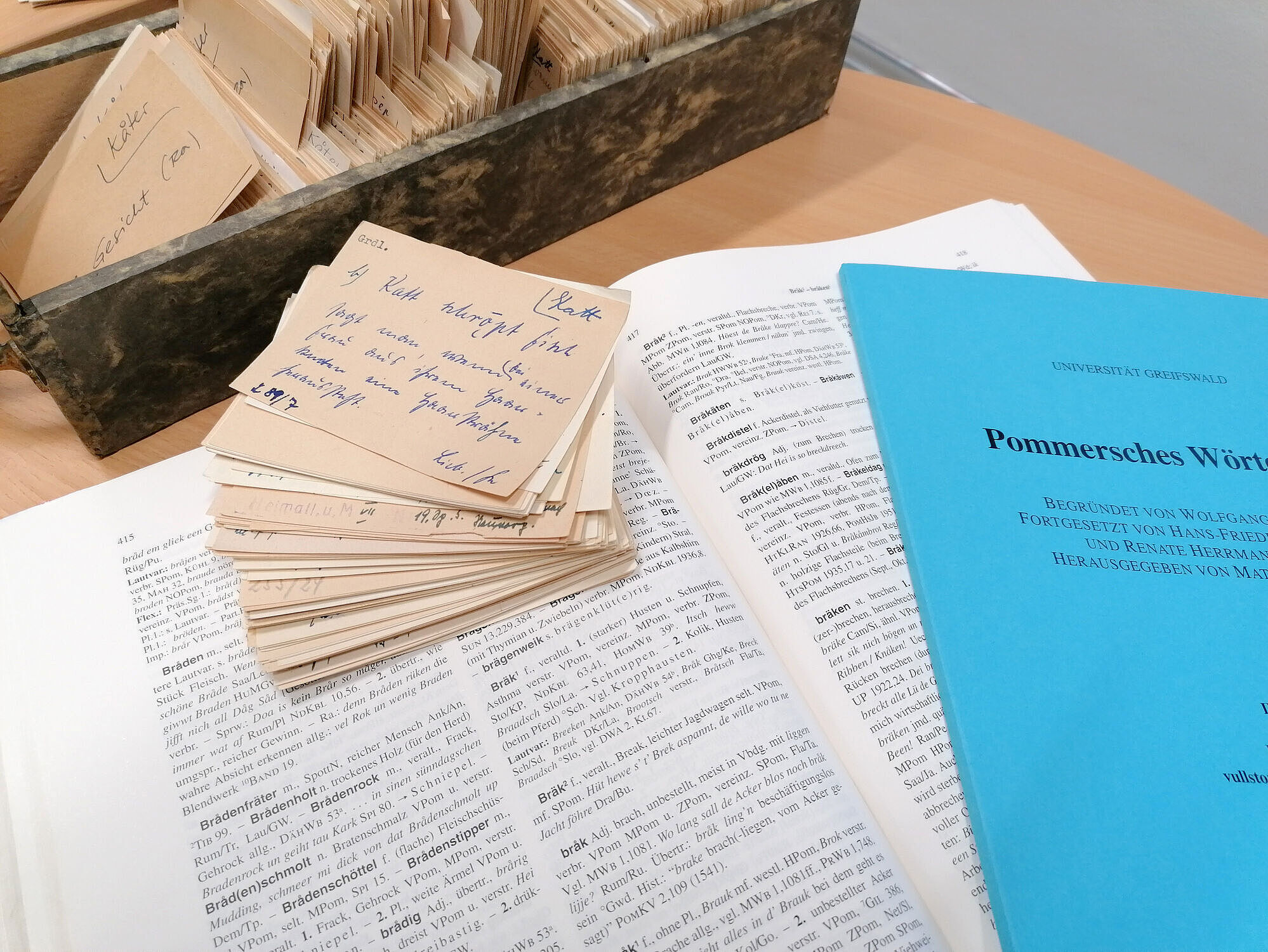 Das Pommersche Wörterbuch und einer der 526 Zettelkästen, auf denen das Wörterbuch basiert.