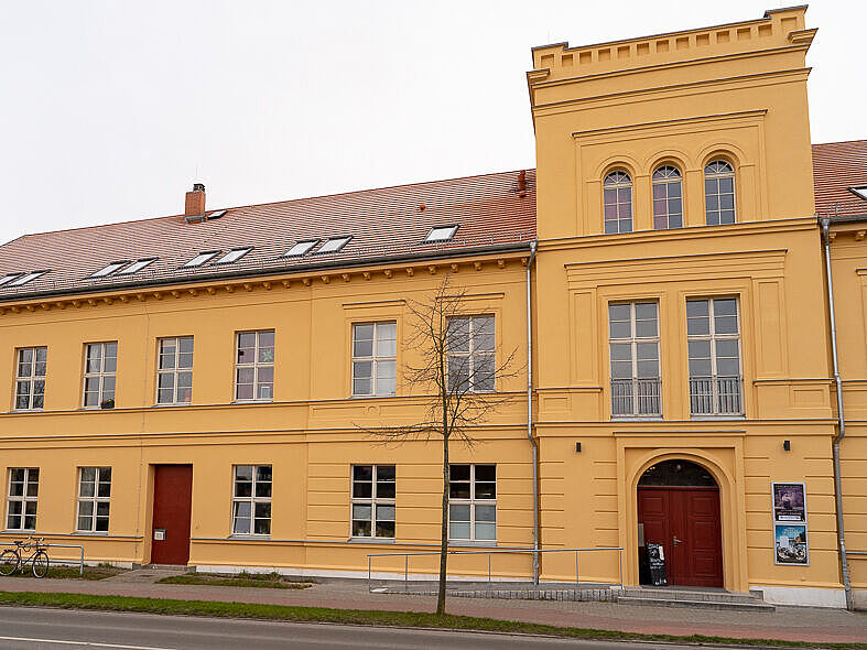 Eine Gebäudeansicht von der STRAZE in Greifswald