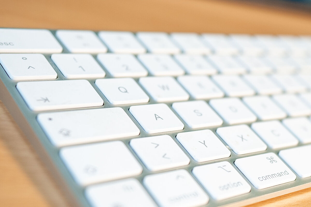 Es ist ein Ausschnitt einer weißen Tastatur zu sehen.