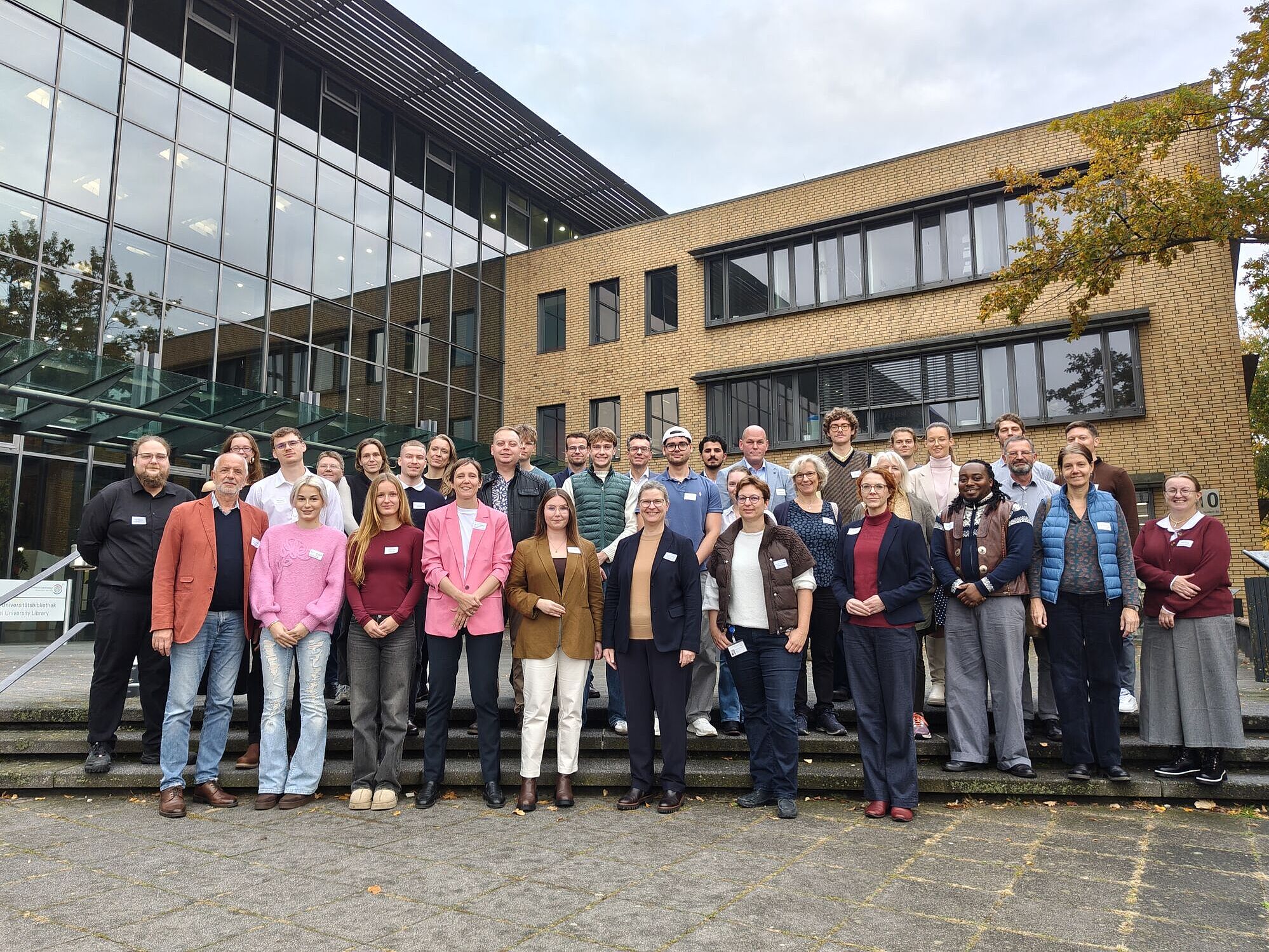 Studierende und Praxispartner bei der Auftaktveranstaltung von „Challenge the Future“.