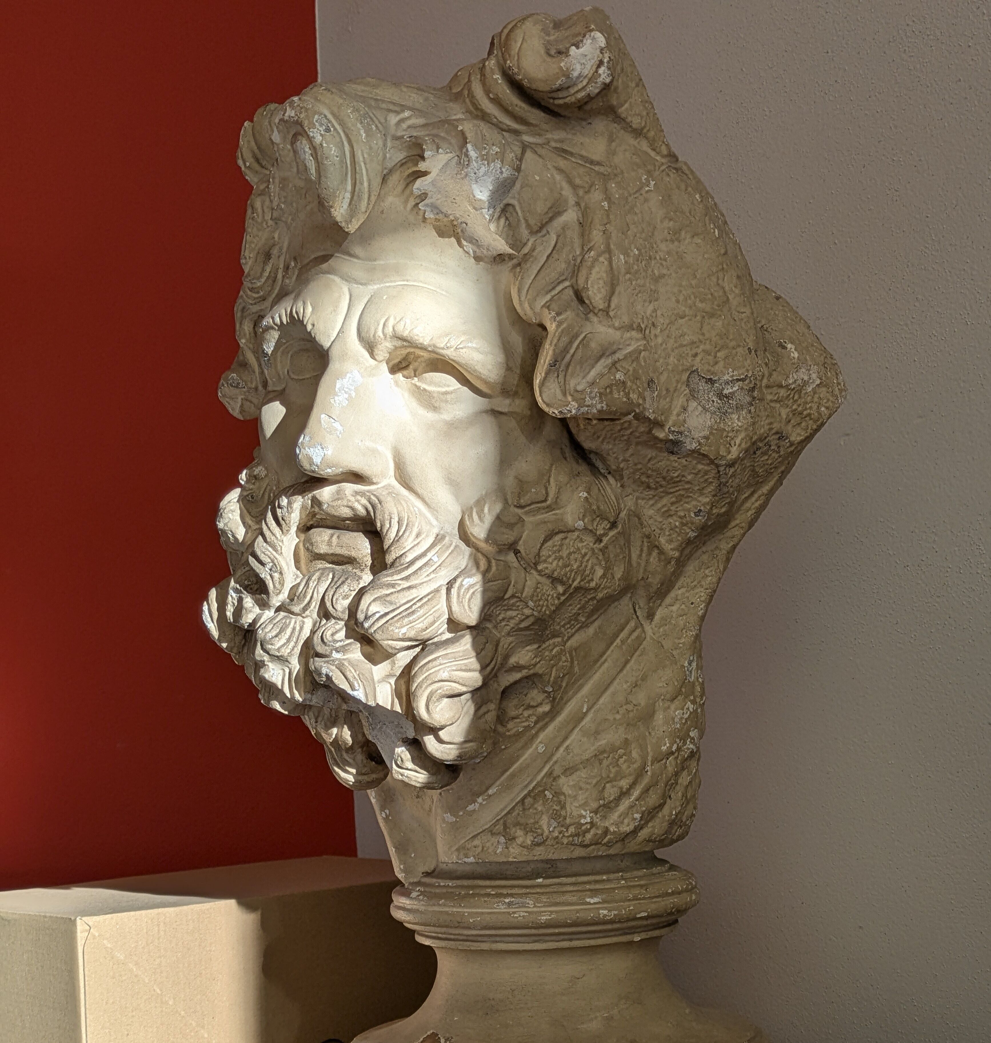 Zu sehen ist der Kopf des Klytios vom Ostfries des Pergamonaltars.