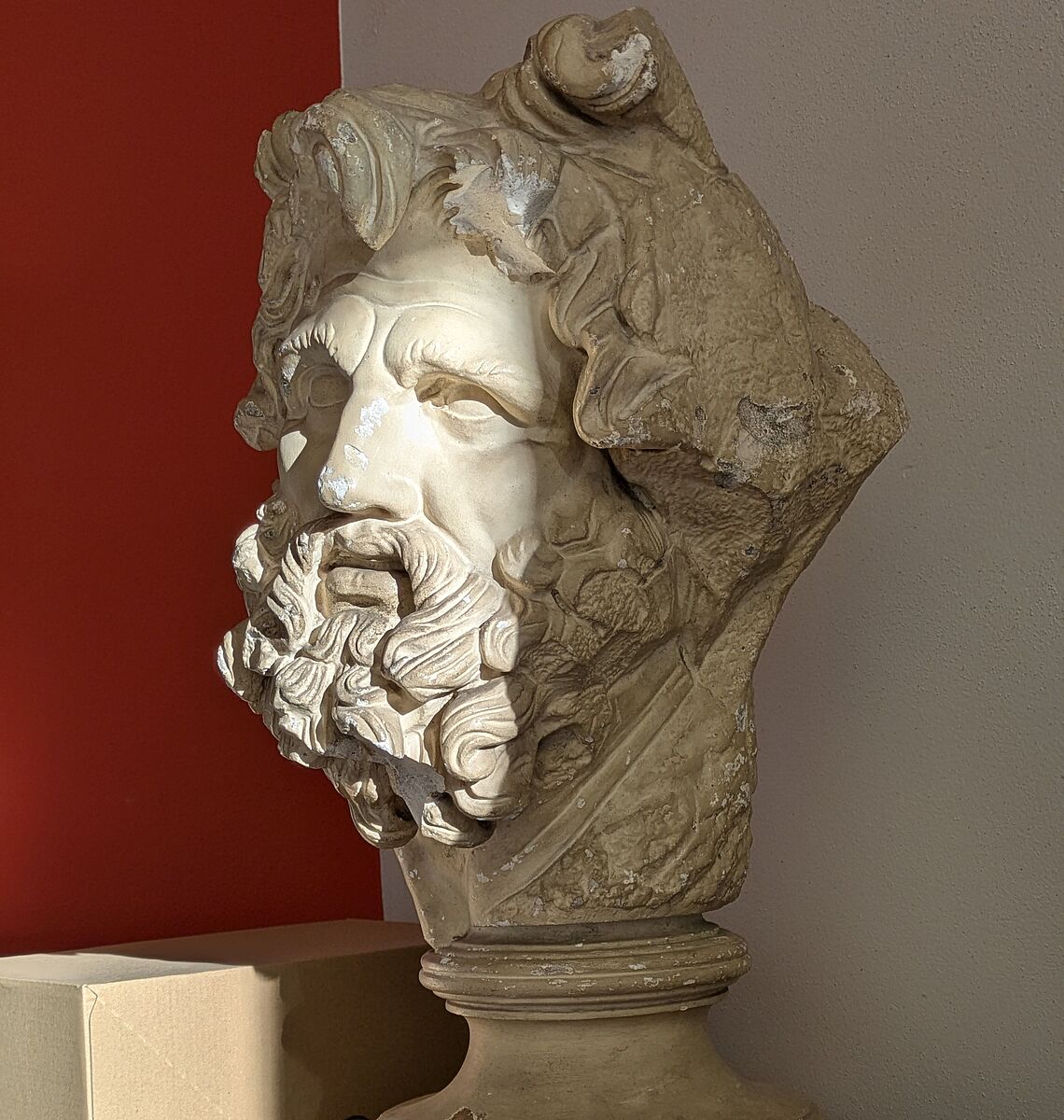 Zu sehen ist der Kopf des Klytios vom Ostfries des Pergamonaltars.