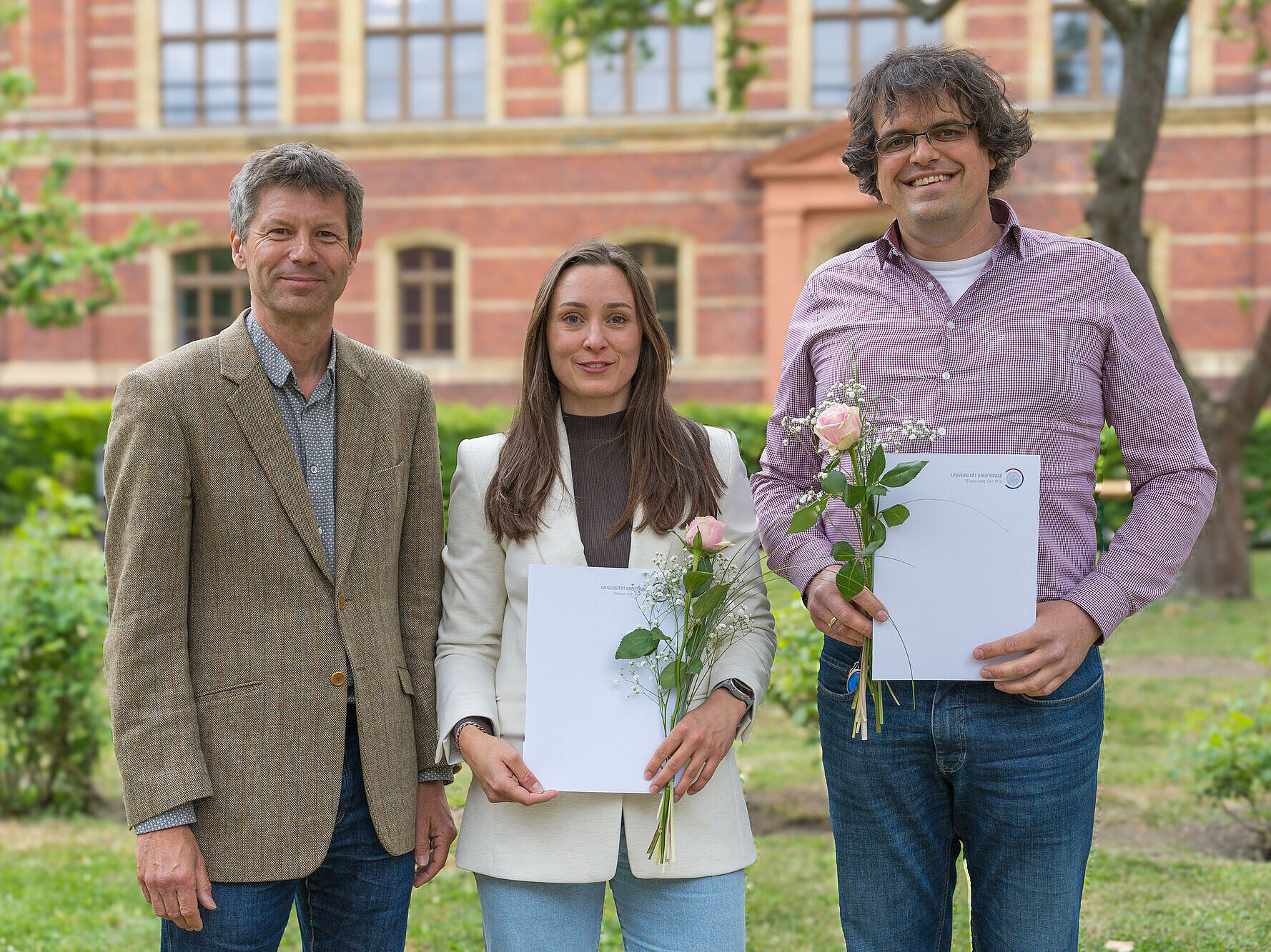 Preisträger (v.l.n.r.) Dr. Timo Timmermann (Nachhaltigkeitsbeauftragter der Universität Greifswald), Mari Narjes (Nachhaltigkeitspreis), Dr. Christoph Hoffmann (Preis für die Nachhaltige Einrichtung).