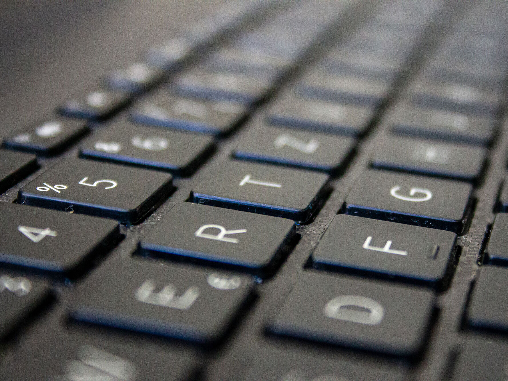 Es ist ein Ausschnitt einer schwarzen Computer-Tastatur zu sehen.