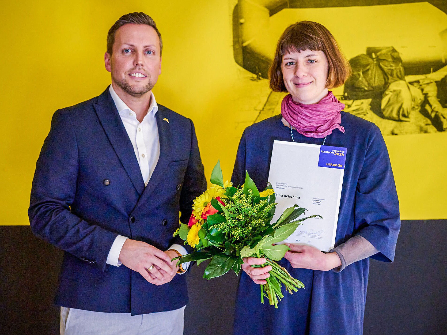 Die Preisträgerin Laura Schöning mit André von der Ohe (Provinzial-Versicherung)