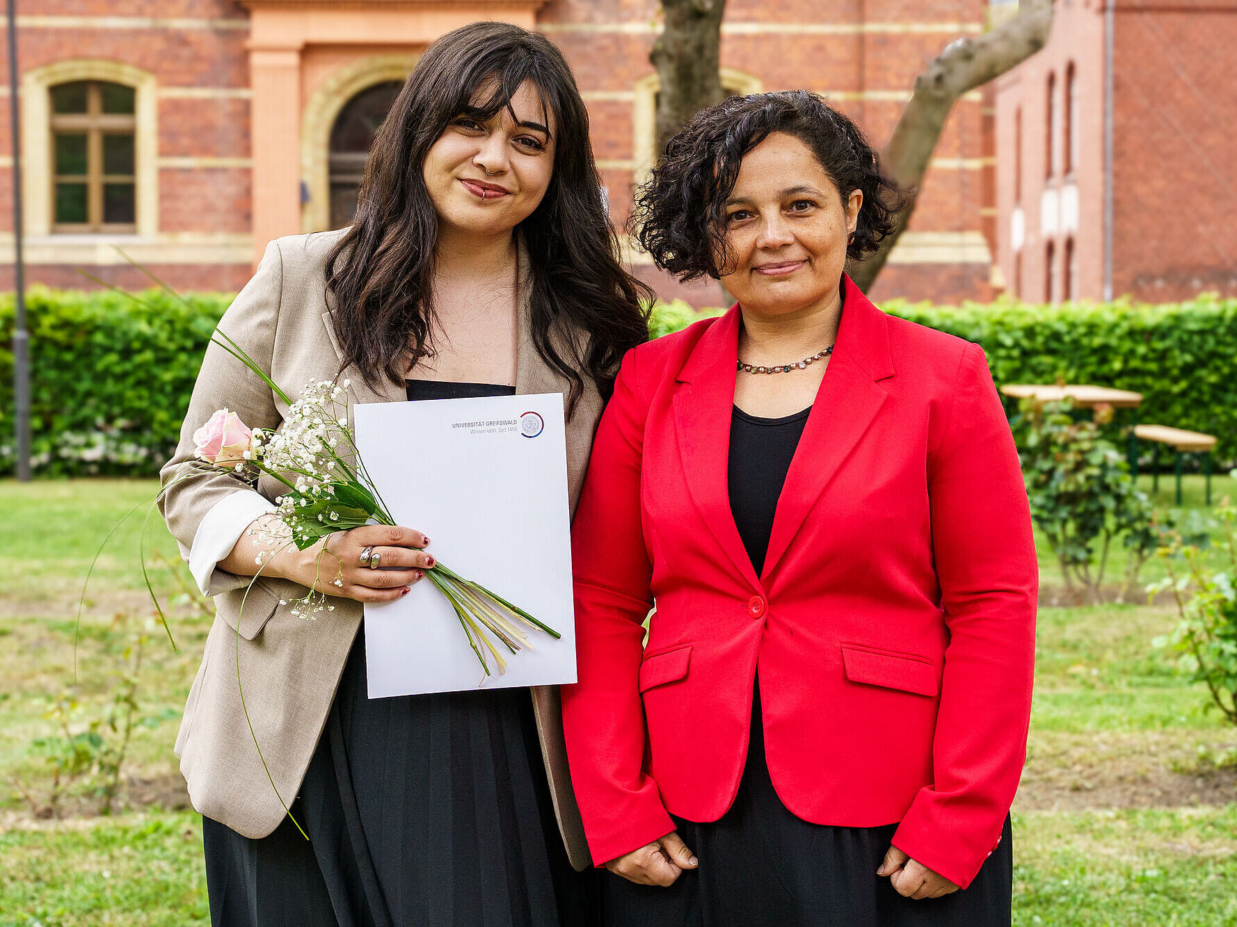 Frau Yaiza Otero (l.) erhält den DAAD-Preis 2025; neben ihr steht Dr. Hasmik Hunanyan (r.). 