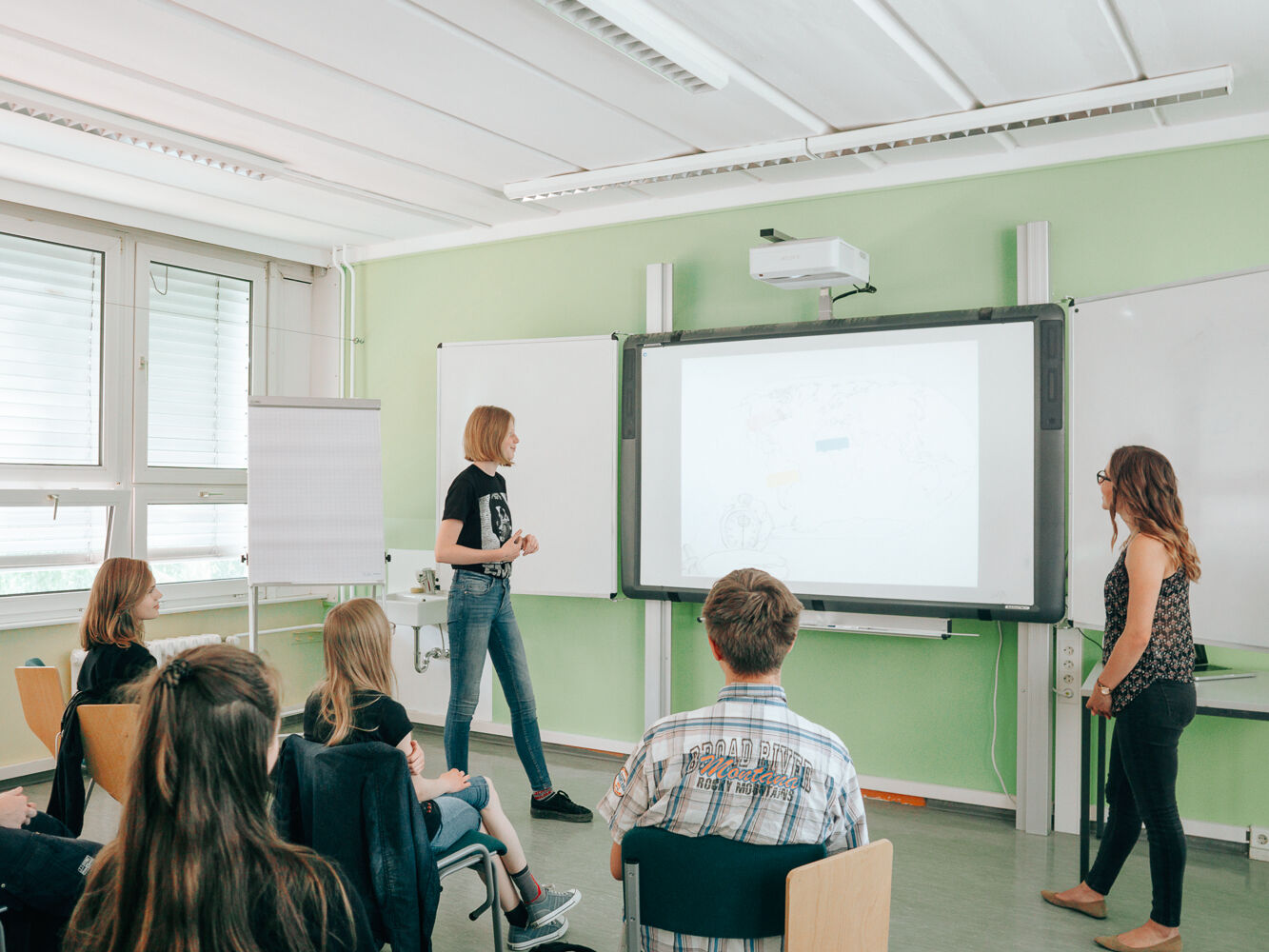Lehramtsstudierende üben in einem Seminar an einem Whiteboard.