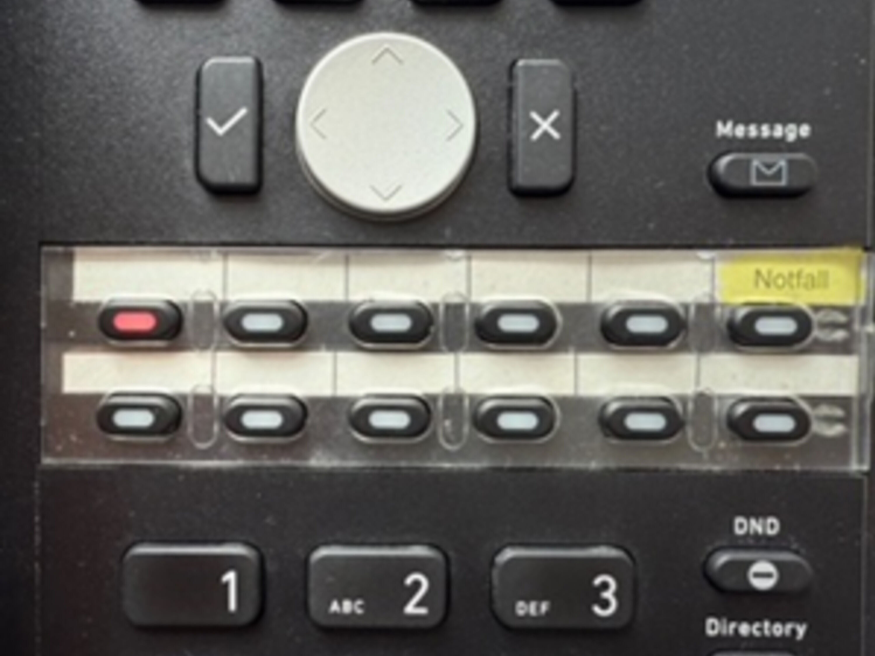 Die Telefonanlage der Universität verfügt über eine Alarmierungsfunktion, mit der in Notsituationen im Gebäude anwesende Beschäftigte schnell zur Hilfe gerufen werden können. Die Telefonanlage der Universität verfügt über eine Alarmierungsfunktion, mit der in Notsituationen im Gebäude anwesende Beschäftigte schnell zur Hilfe gerufen werden können.