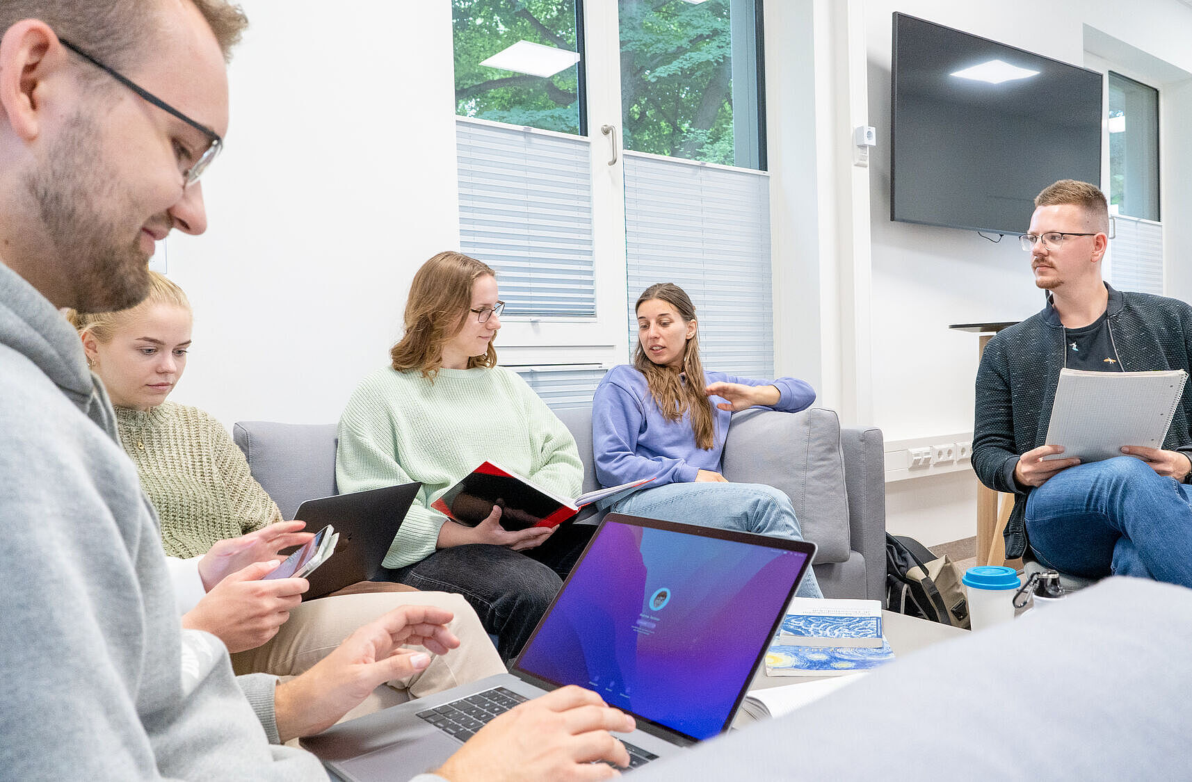 Eine Gruppe Studierender in einer Lerngruppe arbeitet im Rechenzentrum.