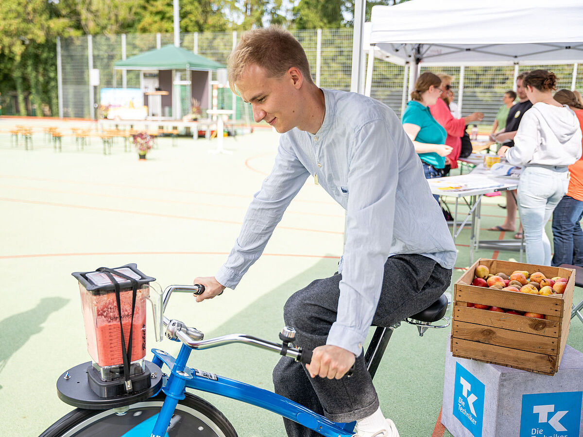 Ein Student fährt mit einem Fahrrad.
