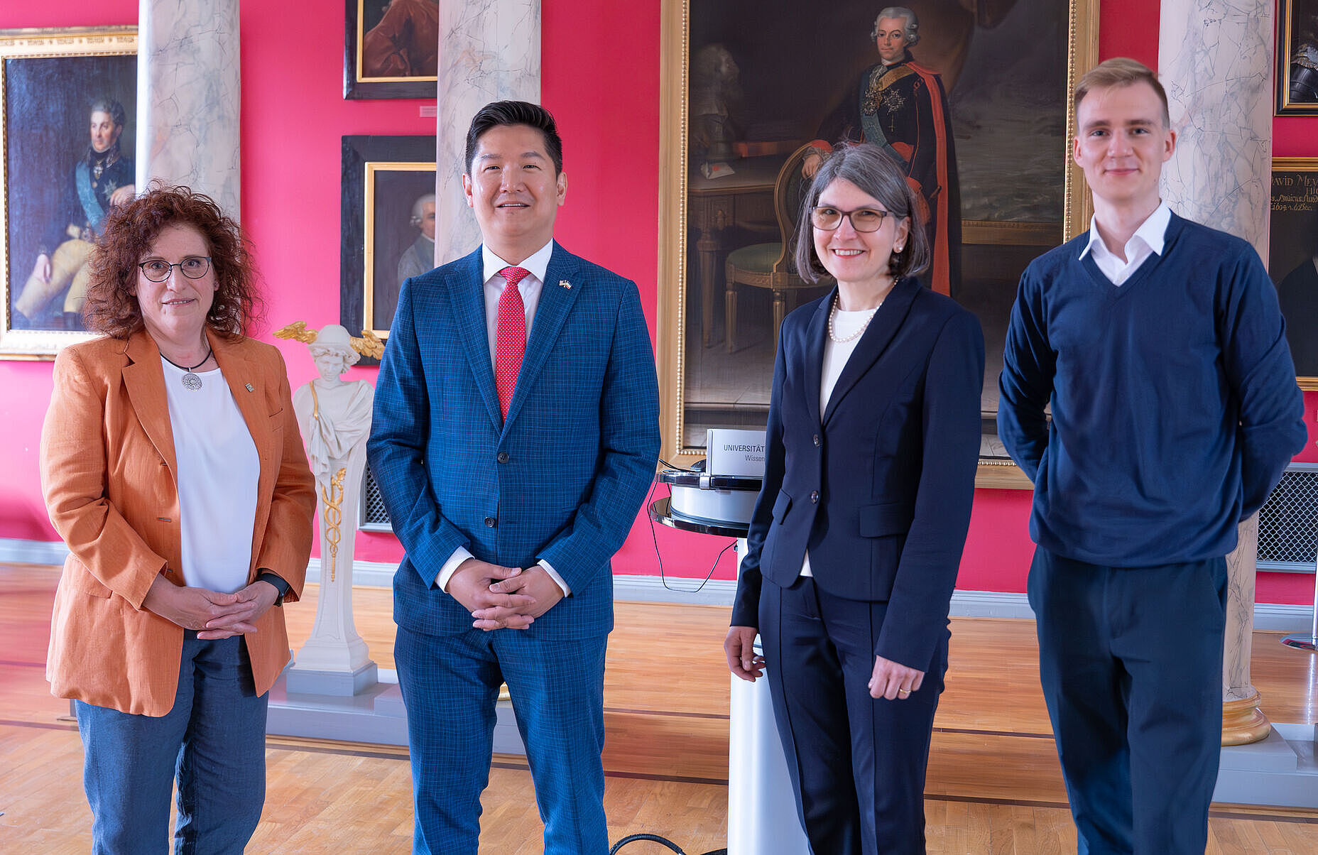 Jason Chue (2.v.l.) wurde in der historischen Aula der Universität Greifswald empfangen.