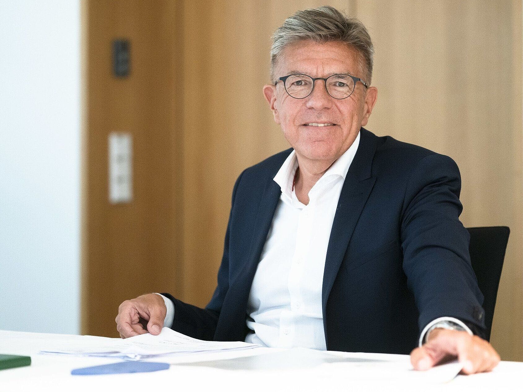 Auf dem Foto ist Prof. Dr. Martin Burgi an seinem Schreibtisch zu sehen.