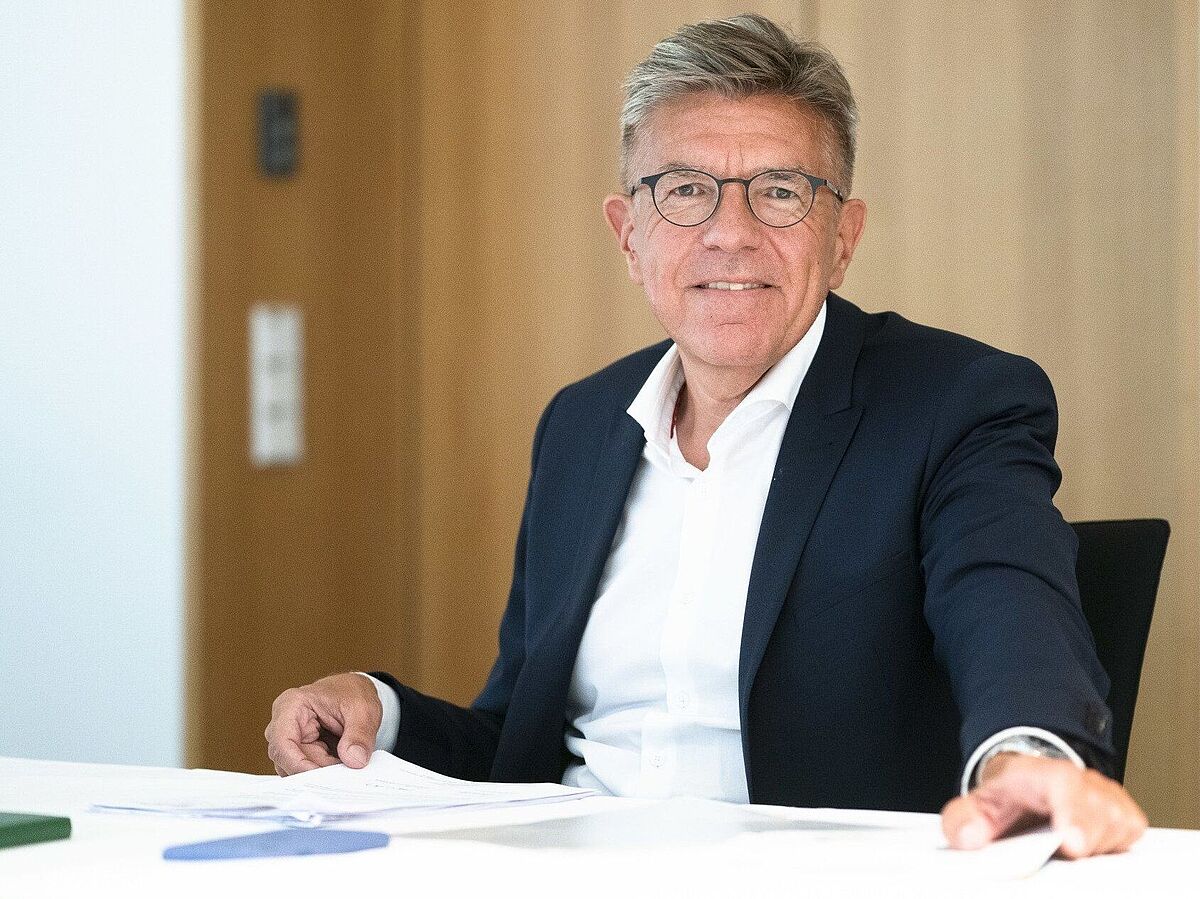 Auf dem Foto ist Prof. Dr. Martin Burgi an seinem Schreibtisch zu sehen.