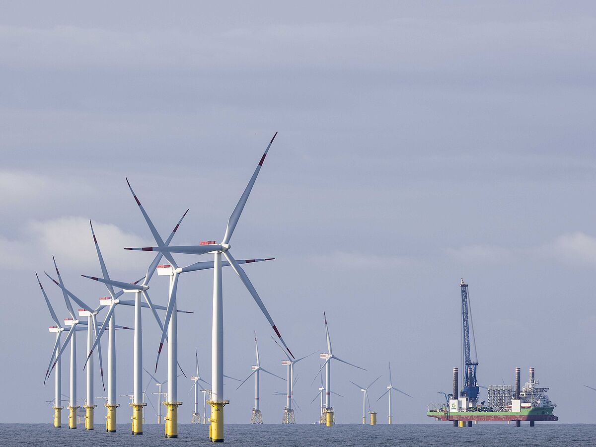 Ein Offshore-Windpark auf dem Meer.