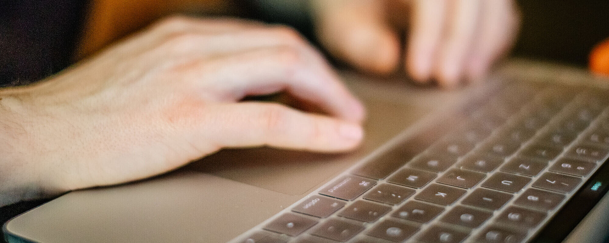 Zu sehen sind die beiden Hände einer Person, die auf einer Tastatur tippen.