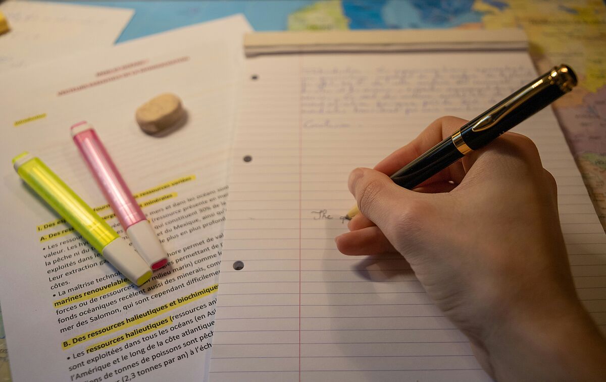 Symbolbild Hand mit Stift