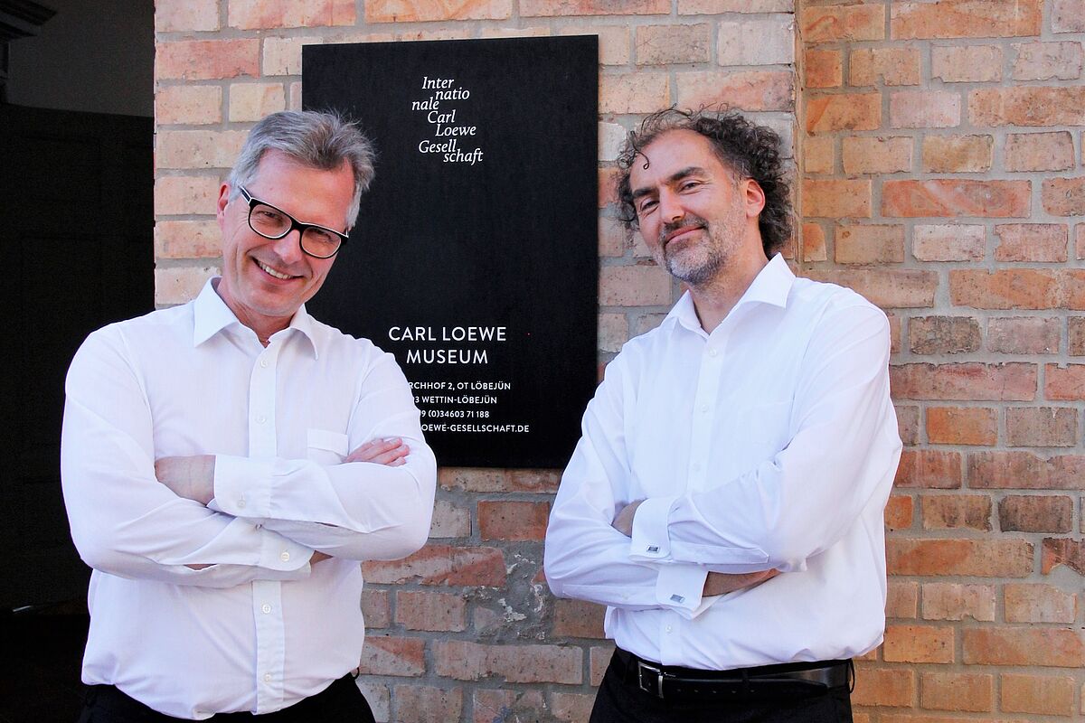 Raik Harder und Lars Grünwoldt stehen vor dem Carl-Löwe-Museum.