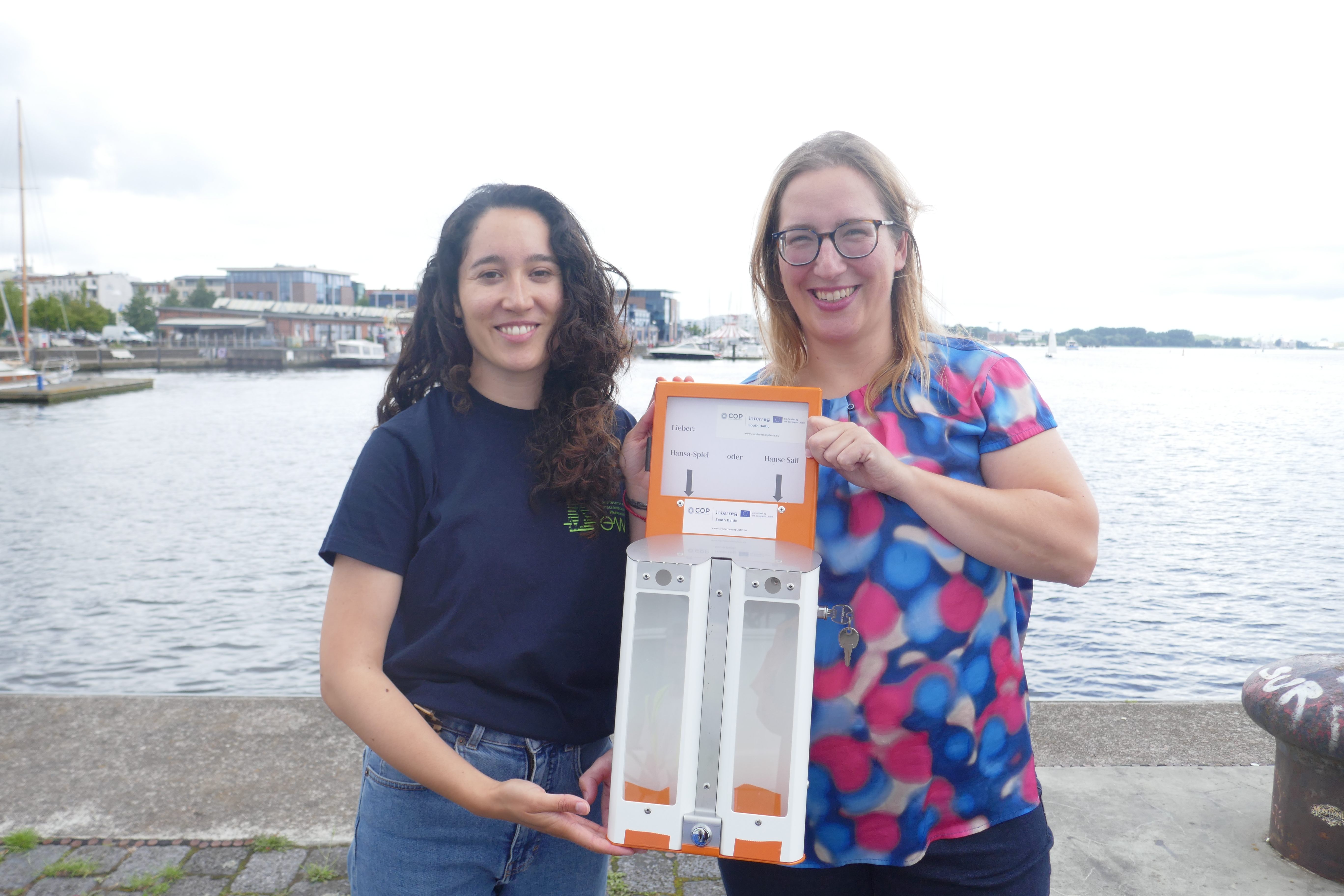 Gabriela Escobar Sánchez (l.) vom IOW und Mona-Maria Narra von der Universität Rostock installieren die neuen „Warnow-Ascher“ am Stadthafen. (Foto: © Gabriela Escobar Sánchez/IOW).
