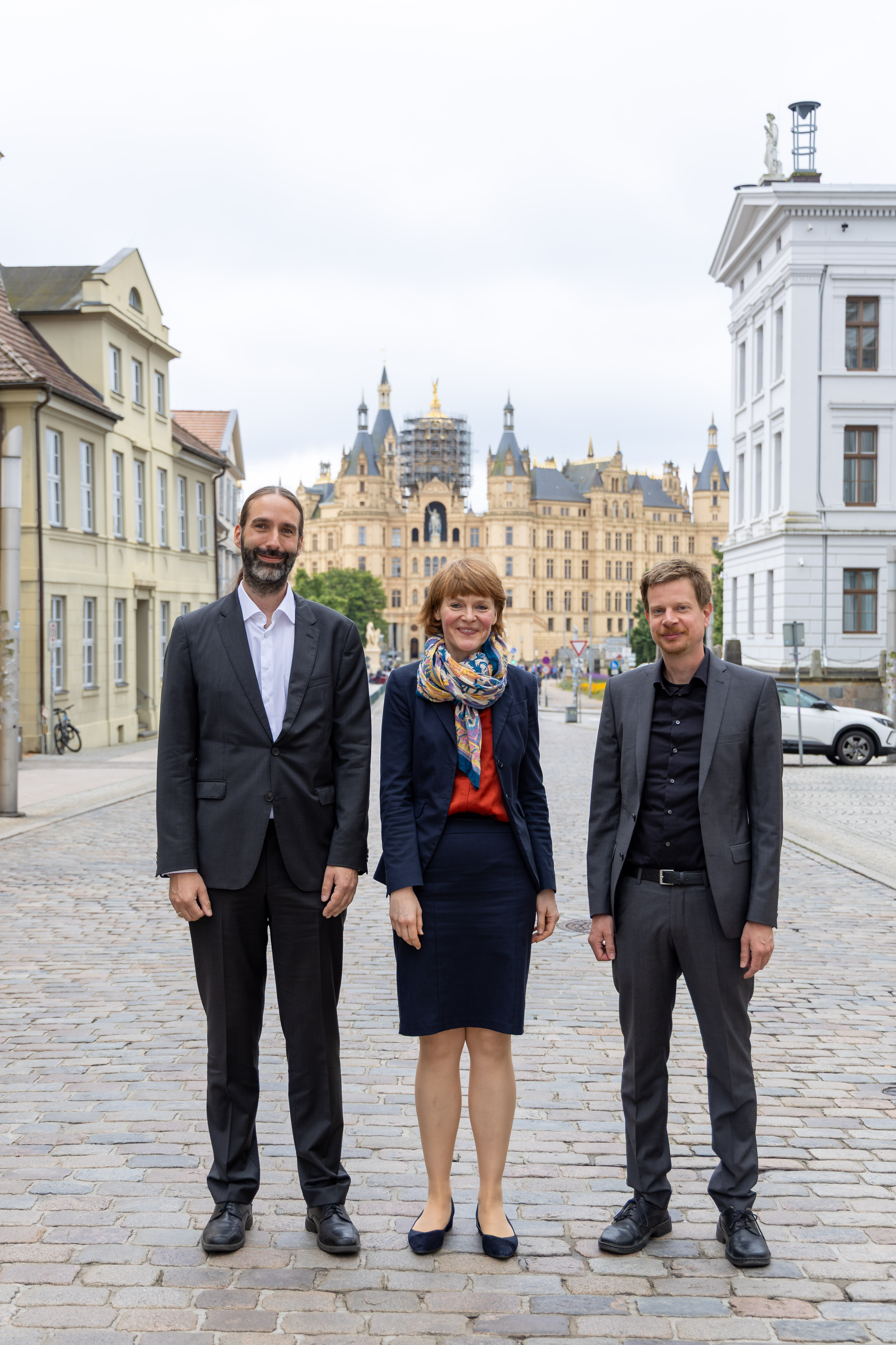 v.l.: Prof. Dr. rer. nat. Volker Friedrich Branding, Staatssekretärin Susanne Bowen, Prof. Dr. phil. Philipp Sebastian Rhabanus Kobusch (Foto: WKM/Sabrina Scholz).