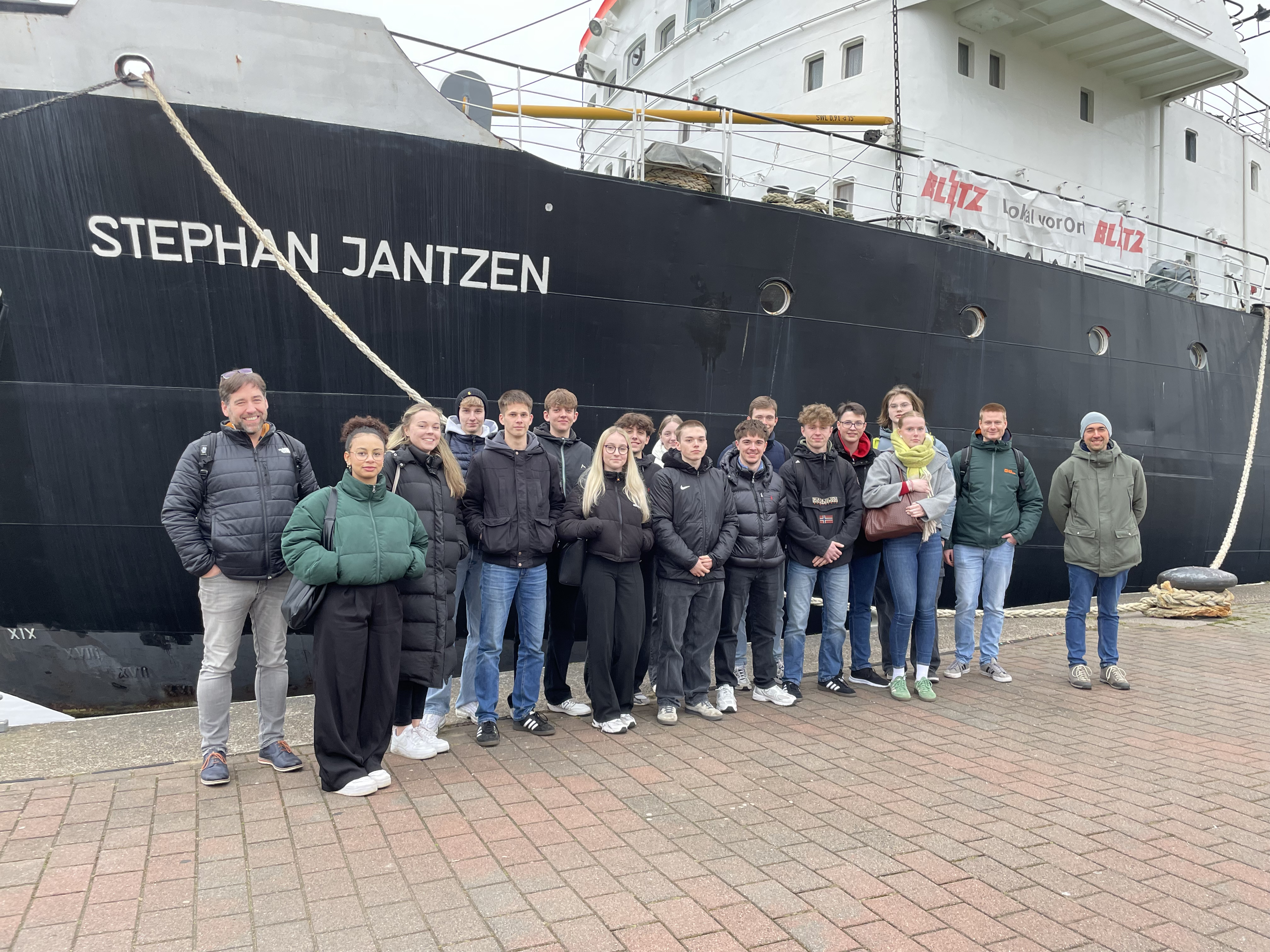 Die Schülergruppe aus Brunsbüttel vor dem historischen Eisbrecher Stephan Jantzen in Rostock – ein Highlight ihrer Exkursion, bei dem sie hautnah erleben konnten, wie Ingenieurwissenschaften in der Praxis angewendet werden. (Foto: Matthias Witte).